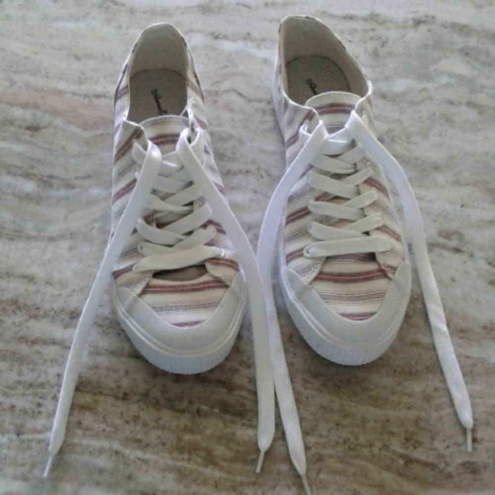 Woman's June Canvas Lace Up Sneakers 9 NWOT